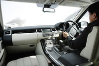 “最強のレンジローバースポーツ”たる「5.0 V8スーパーチャージド」には、テレイン・レスポンスの追加メニューとして、スポーティな走りを実現する「ダイナミックモード」が与えられる。