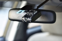 美優Navi専用のドライブレコーダー「CA-DR01D」（オープン価格）は、カメラとレコーダー部が一体型。明るいレンズは夜景などの撮影にも強い。