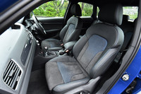 「RS performanceデザインパッケージ」に含まれる、黒を基調にブルーのグラデーションがあしらわれたレザーとアルカンターラのシート。