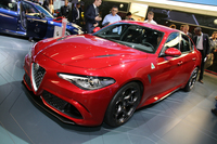 「アルファ・ロメオ・ジュリア」。クールなドイツ製ライバルに奪われてしまったイタリア人ユーザーの心を「情熱」でどこまで引き戻すことができるか。