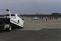 転がり抵抗テストの様子。適正な空気圧のタイヤと空気圧を下げたタイヤとでは、装着車両が惰性で進む距離に大きな差が出ることが確認できた。
    