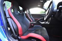 表皮に本革とアルカンターラを用いたレカロ製のバケットシート。「STI」のロゴがエンボス加工であしらわれている。
    