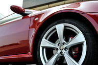 足元には、「クアドリフォリオ ドーロ」の特別装備、5スポークの18インチホイールがおごられる。ボディ同色のサイドミラーも特徴のひとつ。