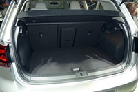 荷室容量は30リッター拡大され380リッターから最大1270リッターを確保。新たに可変フロアが採用され、床高を100mm下げることが可能となった。