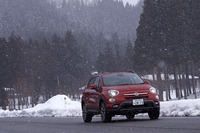 試乗車のボディーカラーは、オプションの「パールレッド」（3層仕上げパールペイント）。