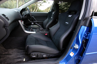 レカロ製のブラックレザー＋アルカンターラのセミバケットシートが備わる。