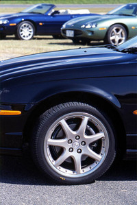 BBSの7本ホイールが、「スポーツ」を主張する。そのほか、コノリーレザー製スポーツシート、6連続CDチェンジャーが標準で装備される。ジャガージャパンは、3.0「スポーツ」の販売台数を、全Sタイプの約2割、400台前後と予想する。