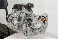 2リッター直4エンジンに2基のモーター（駆動用モーターとジェネレーター）を組み合わせた「アコード ハイブリッド」のパワーユニット。向かってエンジンの右側、通常はトランスミッションがある場所に収まっているのがモーターだ。
    