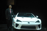 トヨタ自動車の豊田章男社長と「LFA」。