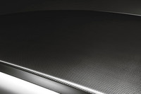 東レと共同開発したカーボンルーフは、航空機部門をもつ富士重工業ならではの自信作。スチールと同程度の強度を保ちながら、単体重量は20％程度に抑えられるという。