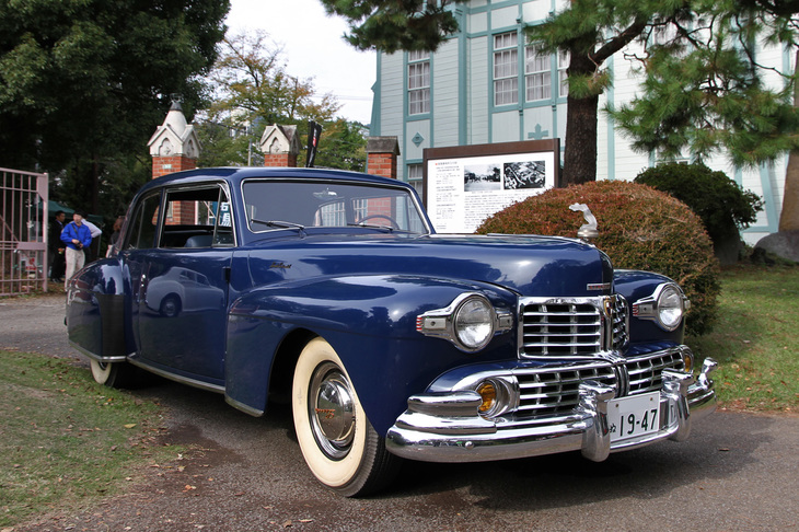 1947年「リンカーン・コンチネンタル」。戦前の1940年に登場した初代コンチネンタルの戦後型クーペ。全長5.5m超、全幅2m弱、全高1.6mのボディーに4.8リッターV12エンジンを積む。