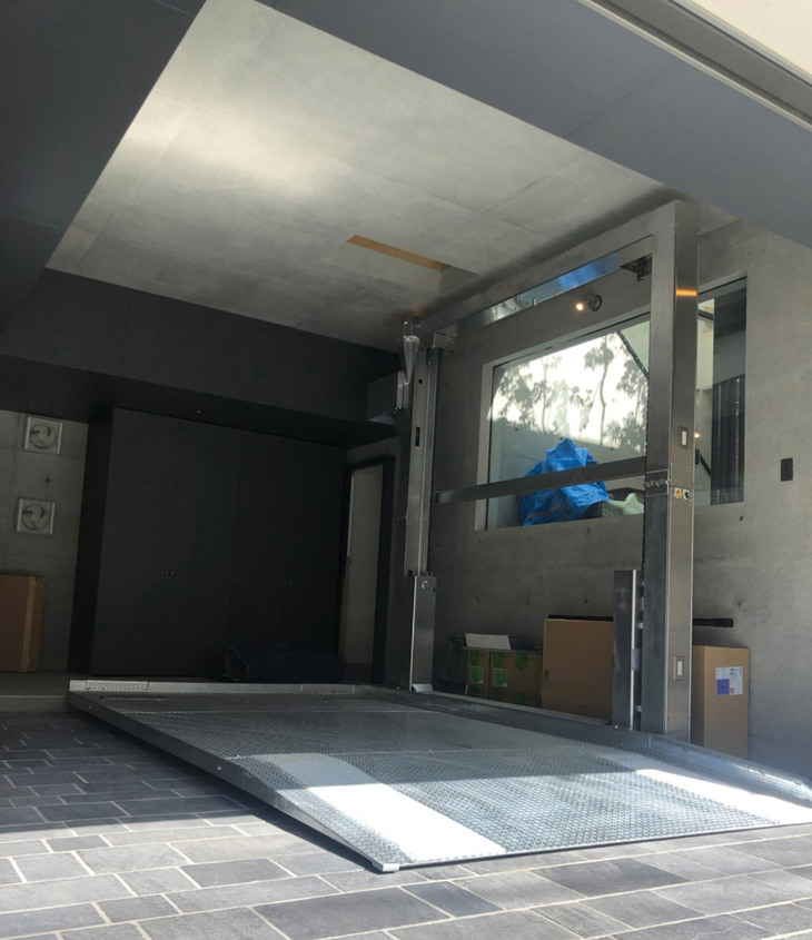 1台分のスペースで2台駐車を可能とするテクニカル東新のガレージリフトがホームパーク24。片側2柱式を採用するため縦列などの場合でも入出庫がしやすく、間口の狭い場所での通路もしっかりと確保できる。ガレージに合わせて装置やパレットサイズのオーダーも可能だ。