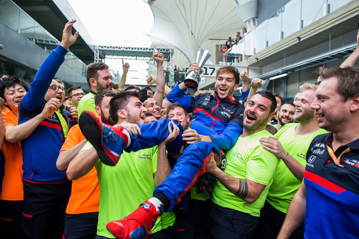 「人生最高の日だ！」と喜びをあらわにしたガスリー（写真中央）。不調にあえいだレッドブルでのシーズン前半から一転、第13戦ベルギーGPからトロロッソに戻ると好調さをキープし、ブラジルGPではレッドブルをドライブしていたハンガリーGP以来となる予選6位の座を獲得。直近の4戦で連続してQ3に進出したドライバーは、3強以外では彼しかいない。レースでもトップチームの後ろを常に走り、フェラーリの2台が脱落するとさらに順位を上げ、ハミルトンとアルボンが接触するとなんと2位に。ゴール目前、ハミルトンとのドラッグレースを制し、キャリア最高位を手にした。チームメイトのダニール・クビアトは16番グリッドから10位入賞。ドイツGPでもクビアトが3位に入っていたトロロッソは、年間2回の表彰台という輝かしい戦績を残すこととなり、コンストラクターズランキング5位のルノーに8点差まで迫った。なお両ドライバーとも来季残留が決まっている。（Photo=Toro Rosso）