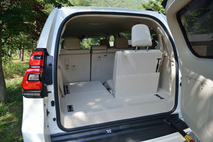 最上級グレード「TZ-G」には、3列目シートの電動収納・復帰機構が備わる。荷室の容量は、104リッター（7人乗車時）から974リッター（2人乗車時）にまで拡大できる。