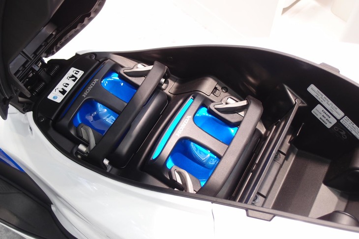 「PCXエレクトリック」のシート下には、「モバイルパワーパック」が前後に並ぶ。