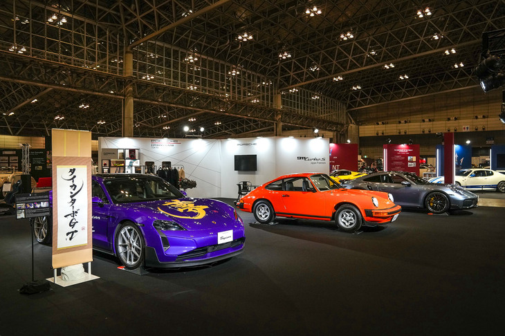 「オートモビル カウンシル2026」より、ポルシェジャパンの出展ブース。会場には新旧のポルシェが並び、ブランドのヒストリーが表現されていた。