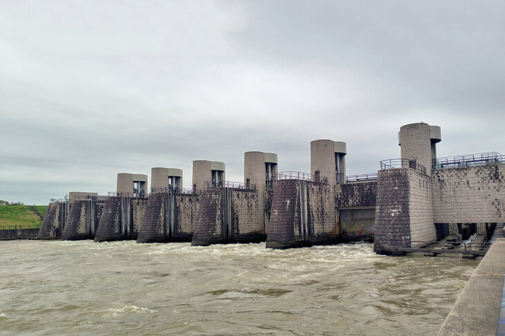 信濃川側の洗堰。大河津分水は、水害を起こす信濃川の水量を減らすためにつくられた全長9kmの分水路で、1922年に完成した。