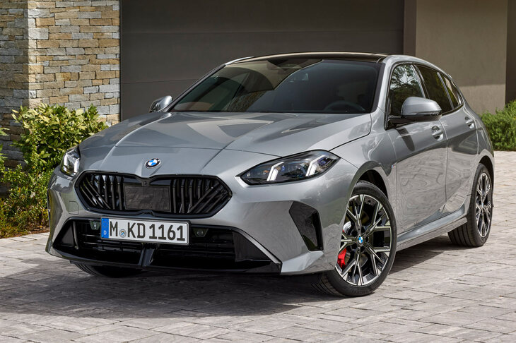 4代目にあたる新型「1シリーズ」。横長の新しいキドニーグリルとヘッドランプに関連性が生まれ、全体にスッキリとした意匠となった。