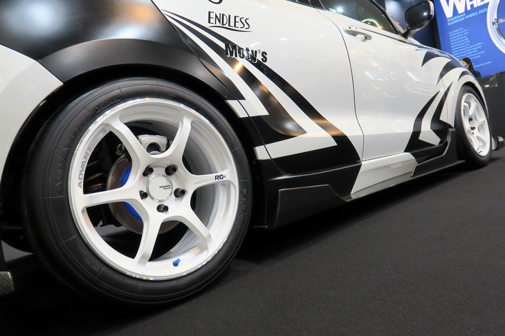 スズキ・スイフトスポーツ（「アドバンレーシングRG-4」装着車）