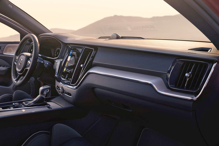 キャビンの形状こそ異なるものの、インテリアデザインは先行して発売されたワゴン「V60」と変わらない。天然素材を意識したスカンジナビアンデザインでまとめられている。