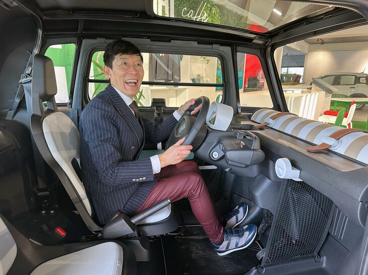 身長166.5cmの筆者が乗ったところ。頭部も含め窮屈感はまったく感じられない。ステアリングは若干抱え込むような感じである。