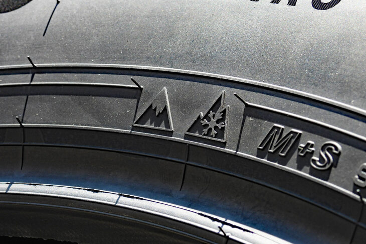 サイドウォールに施された「スノーフレークマーク」（右）と「アイスグリップシンボル」（左）。