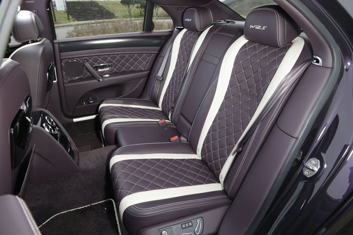 リアシートは2人掛けと3人掛け（写真）から選択が可能。ドライバーズサルーンとはいえ、後部座席の座り心地の良さは特筆もの。