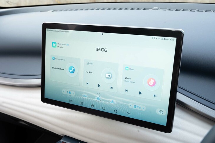 12.8インチのセンターディスプレイはさながら「iPad」。実際、タッチ操作に対するレスポンスの鋭さは最新のiPadにもヒケをとらない。