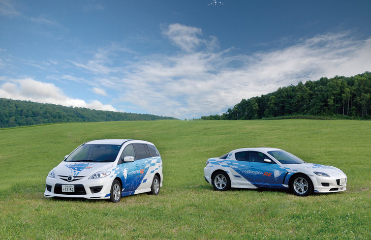 「マツダ・プレマシー ハイドロジェンREハイブリッド」（左）と「RX-8ハイドロジェンRE」（右）。