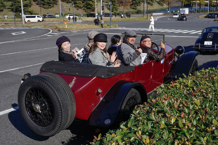 定員6人をガッツリ乗せた1928年「ランチア・ラムダ ティーポ224」。『CAR GRAPHIC』名誉編集長の故・小林彰太郎氏はラムダを高く評価しており、「現代の路上でも実用になる」と語っていたが、それを表す図である。