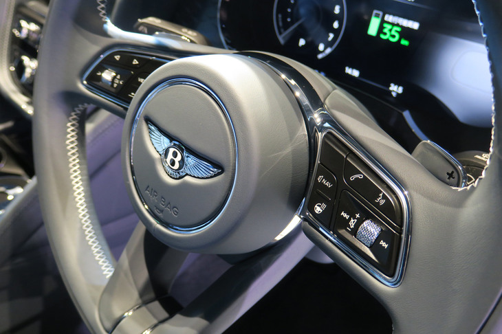 ベントレー・ベンテイガ ハイブリッド（ステアリングホイール）