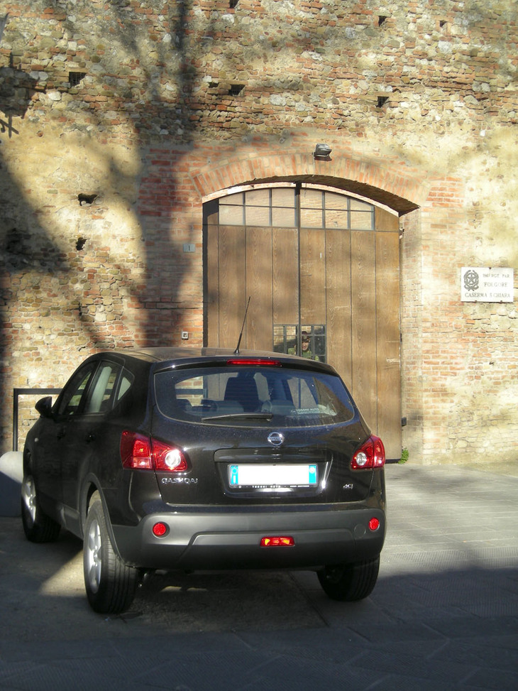 こちらも2007年のスナップ。落下傘部隊の兵舎前である。兵士が新車を得意になって運転していたのを見た記憶がある。