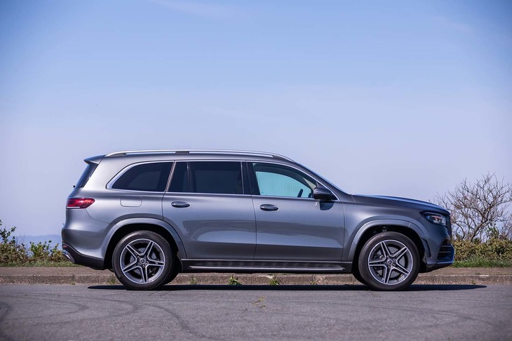 ボディーサイズは全長×全幅＝5220×2030mm。車高は1825mmが標準で、ドライブモードによって変化するだけでなく、上に3段階、下に2段階の任意変更が可能。標準車高時（写真）の最低地上高は200mm。