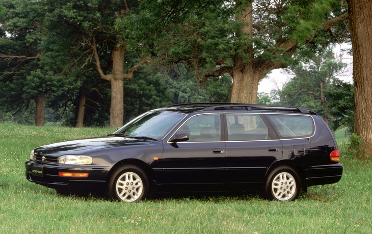 この代から国内仕様とは別に3ナンバーボディーとなった輸出仕様の「カムリ」は、「セプター」の名で国内でも売られた。1992年にまず米国生産のワゴン（写真）が輸入販売され、追って国内生産のセダン、そして米国生産の2ドアクーペが加えられた。