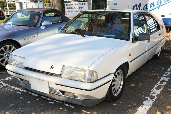 「シトロエンBX」は、「ランボルギーニ・カウンタック」などで有名なマルチェロ・ガンディーニがデザインを手がけた個性派5ドアハッチバック。サスペンションは、「魔法のじゅうたん」と呼ばれたハイドロだ。