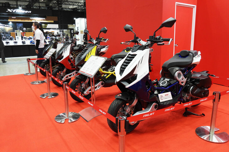 「東京モーターサイクルショー2024」より、イタルジェットのブースの様子。