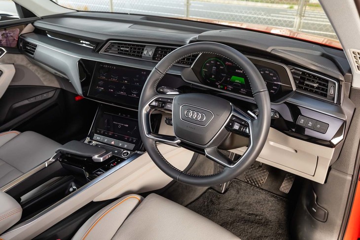 直線基調のデザインが採用された「e-tron 50クワトロ」のインテリア。日本仕様車のハンドル位置は右のみとなる。