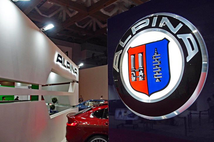 クランクシャフトとキャブレターが描かれた、BMWアルピナの伝統のエンブレム。