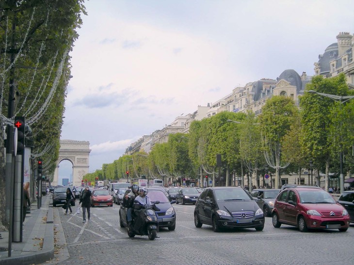 12年前、2010年10月の様子。信号待ちで「ルノー・セニック」（2代目）と「メルセデス・ベンツAクラス」（2代目）、そして「シトロエンC3」（初代）が並ぶ。