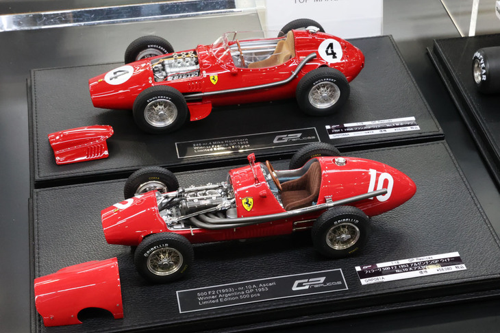 京商の取扱商品には、もちろんこうしたハイエンドモデルも。GPレプリカ製の1/18「フェラーリ246 F1 1958フランスGPウィナー」（写真上）と「フェラーリ500 F2 1953アルゼンチンGPウィナー」（写真下）。いずれも税込み価格5万0080円。