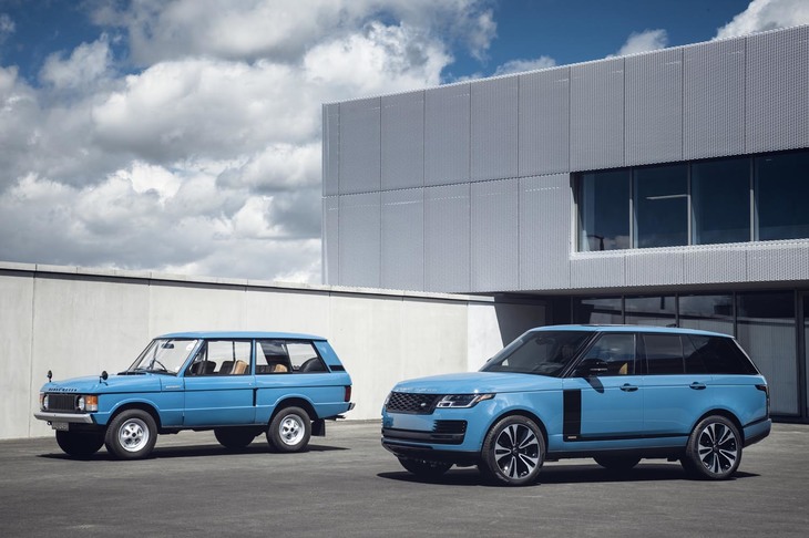 初代「レンジローバー」（写真左）と「レンジローバーFifty」。ともに、ボディーカラーは「タスカンブルー」。