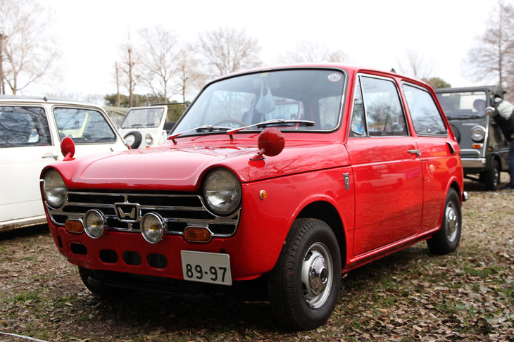 1968年「N360S」。“NI”の外装にボディー同色のフェンダーミラー、エアアウトレットカバー、専用ホイールキャップ、内装に革巻きステアリングホイールやタコメーターを含む2連メーターなどを与えてスポーティーに装ったモデル。この個体はバンパーを外し、輸出仕様（国内仕様のカタログ／広報写真にも使われている）のホイールキャップを装着している。