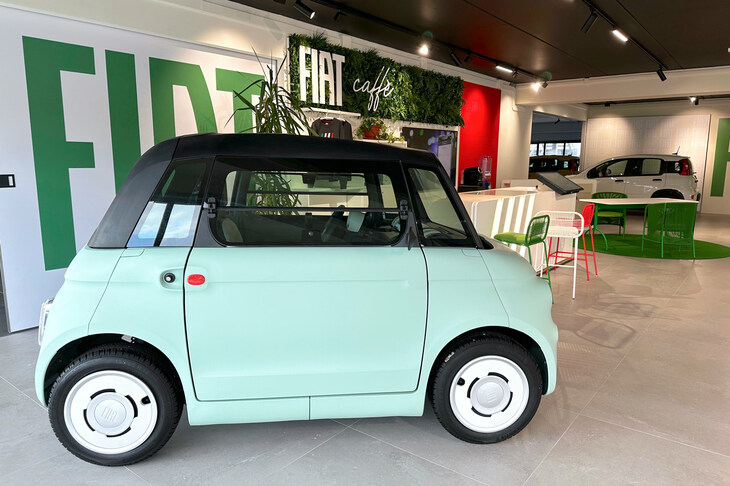 同じステランティスの「アミ100%エレクトリック」「オペル・ロックスe」と同じフレームを用いながら、往年のフィアットの雰囲気が、ある種コミカルに発揮されている。
