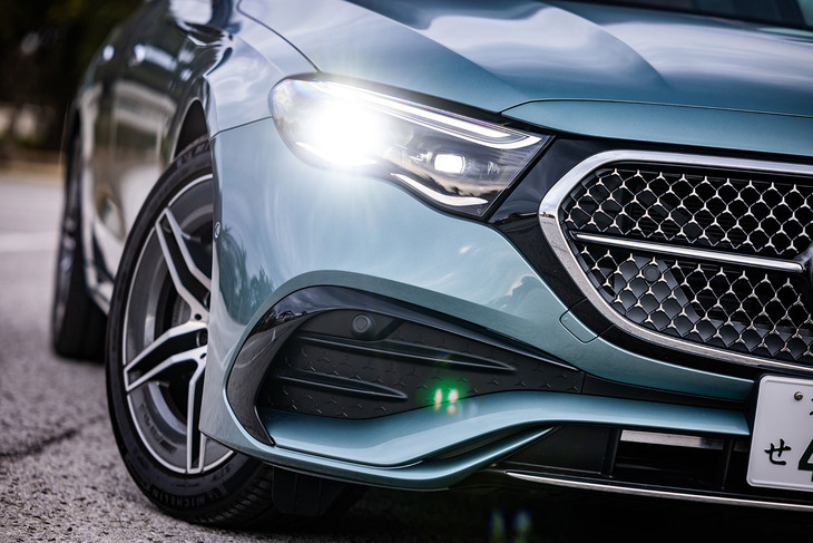 オプションの「アドバンスドパッケージ」を選択すると、100万個以上の微小な鏡で光を屈折させ照射方向を定めるウルトラハイビーム付き「デジタルライト」が搭載される。ハイビームアシスト作動時の光が対向車や道路標識に当たらないよう調整する精度が、格段に向上したという。