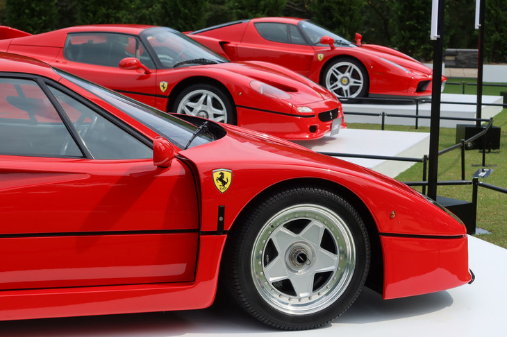 写真右手前から順に「F40」「F50」「エンツォ」の歴代スペチアーレ。