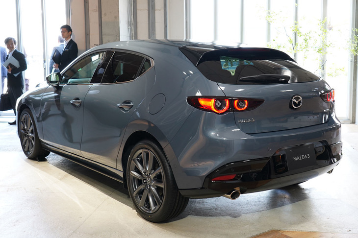 「マツダ3ファストバック」はボディーサイドのキャラクターラインをなくした滑らかなボディーサイドが特徴。