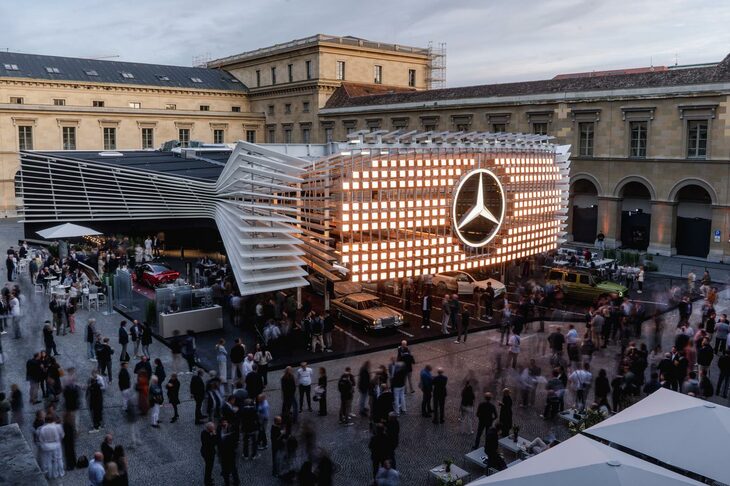 「IAAモビリティー2025」より。メルセデス・ベンツの市内展示会場の様子。ファサードはご覧のとおり、新しい「GLC」の光るグリルを模したものになっていた。