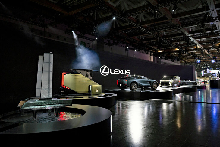 JMSにおけるレクサスブースの様子。「レクサス・スポーツ コンセプト」に「LSコンセプト」「LSクーペ コンセプト」「LSマイクロ コンセプト」……と、単一ブランドでこれだけショーカーをそろえたのだからスゴい。