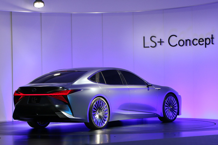 つり橋のワイヤーを思わせるテールランプのデザインなど、リアまわりも大胆な意匠が目を引く。