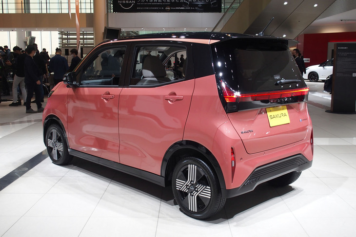 日産サクラ（リアビュー）